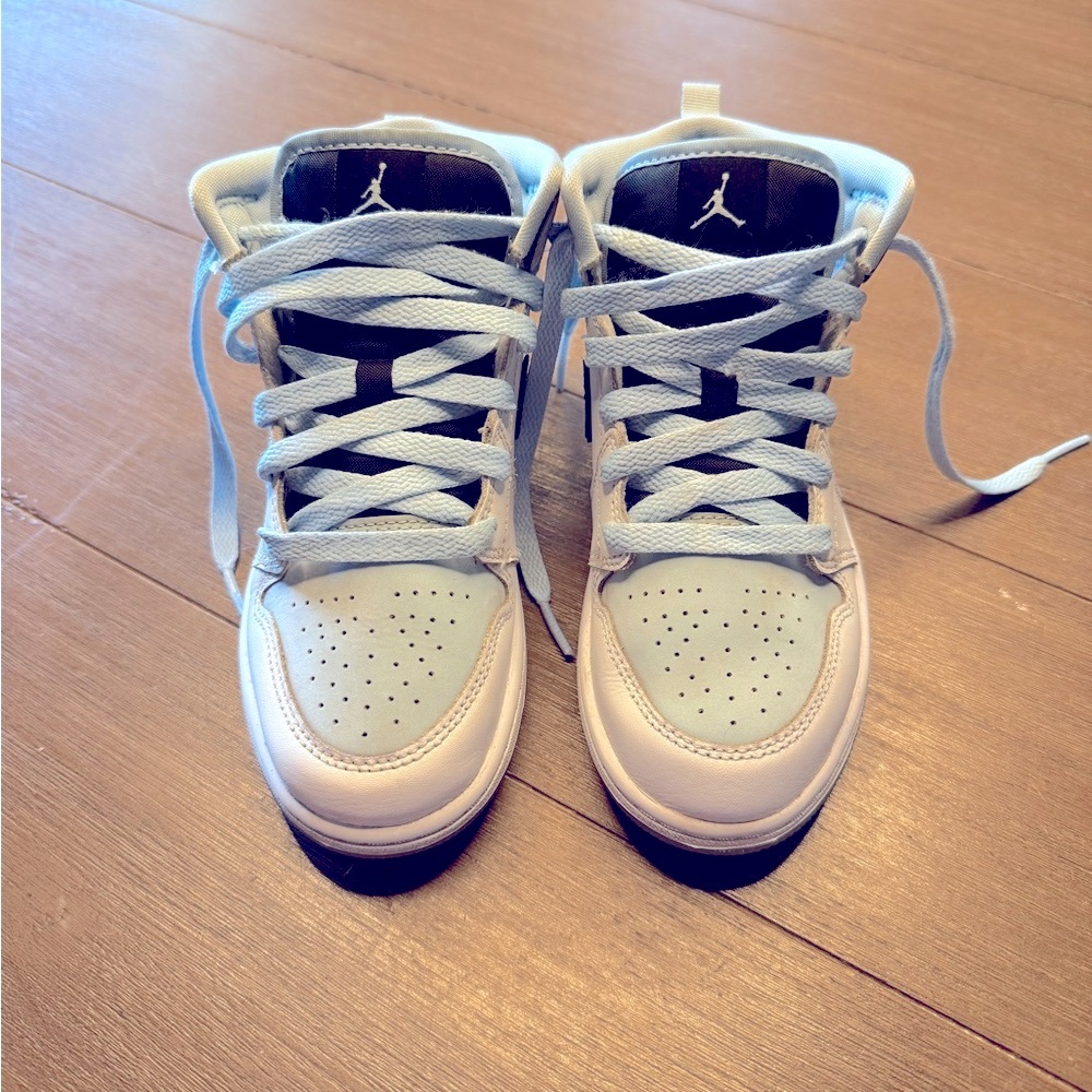 Jordan Black/white/baby blue Retro High-Top Sneakers